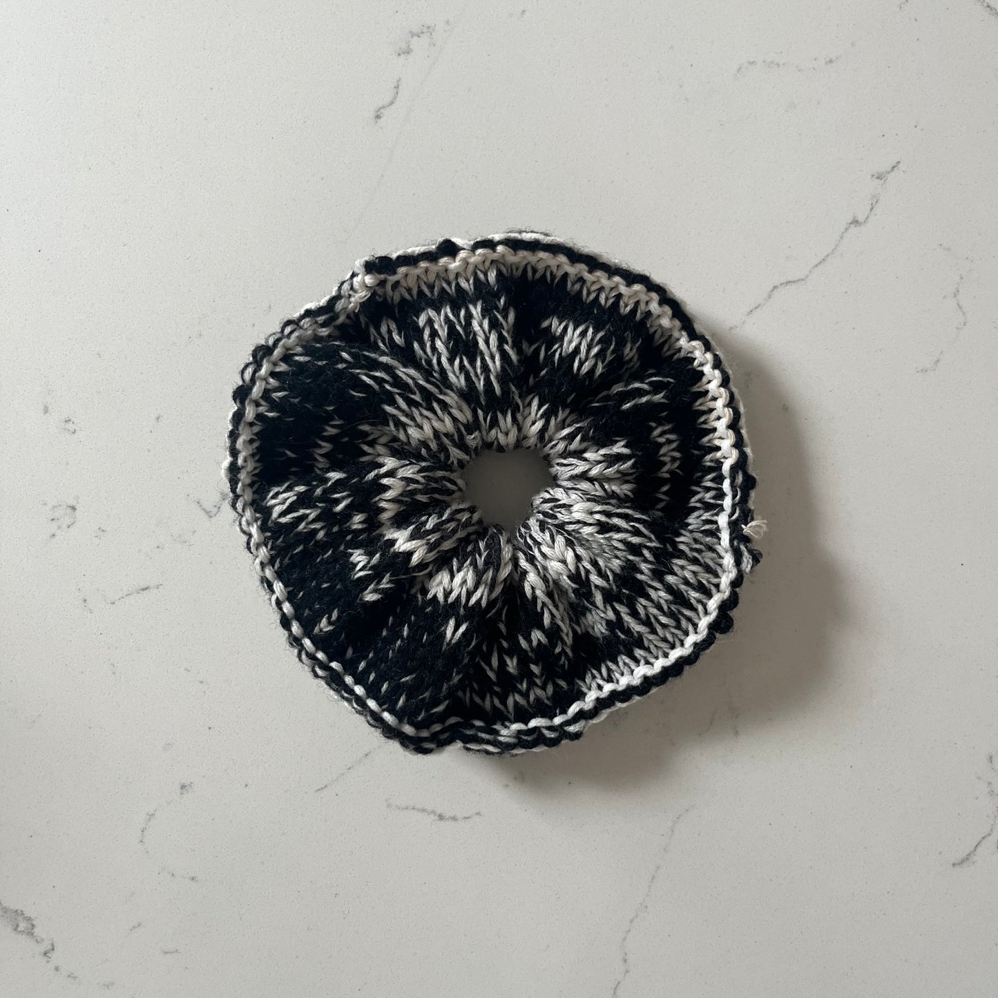 B&W AND READ ALL OVER SCRUNCHIE